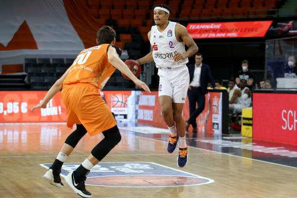 现尤为引人 现尤为引人